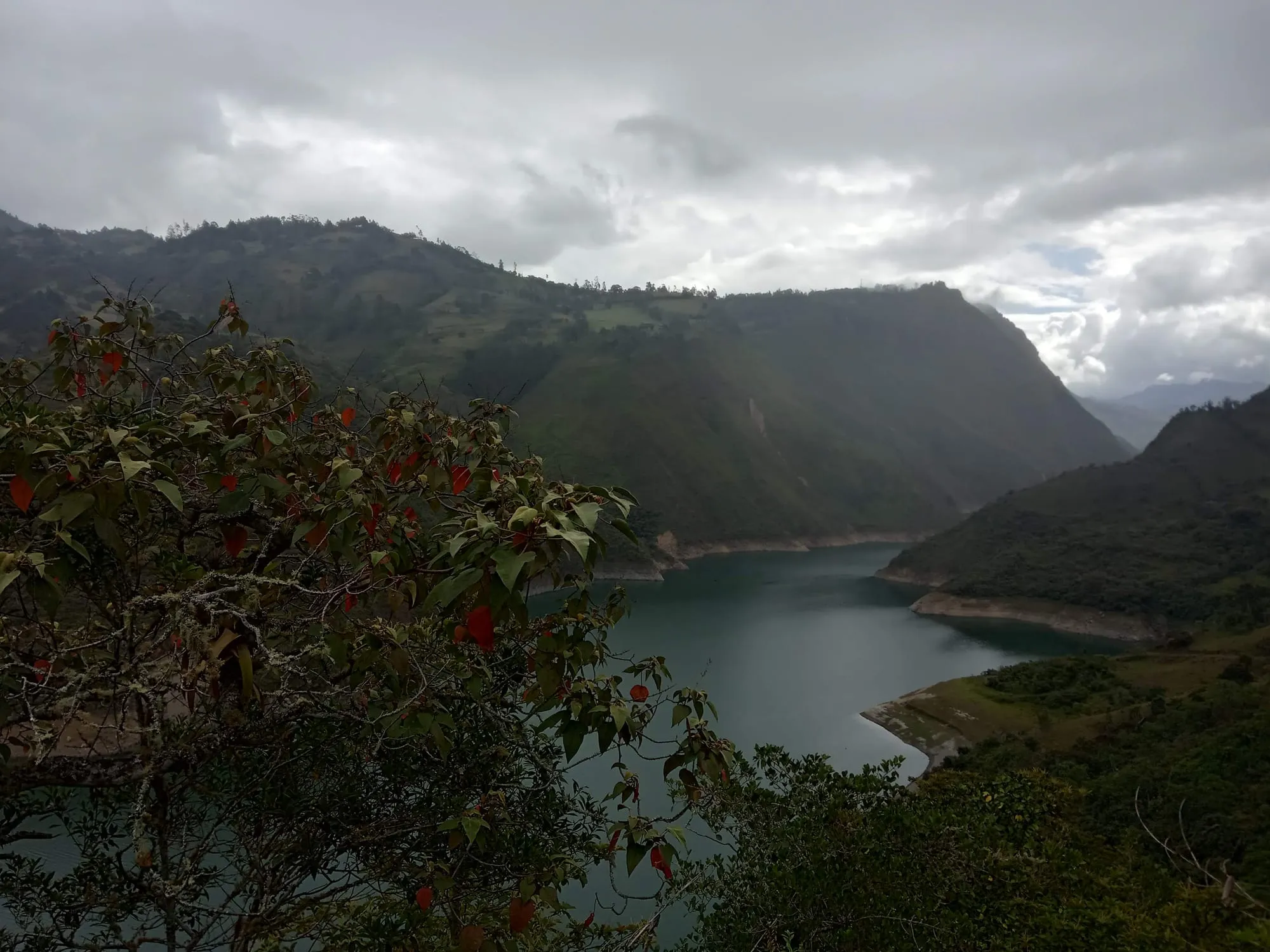 Paisaje del embalse y las montañas de Gama, Cundinamarca, territorio del programa ambiental Huella Cero