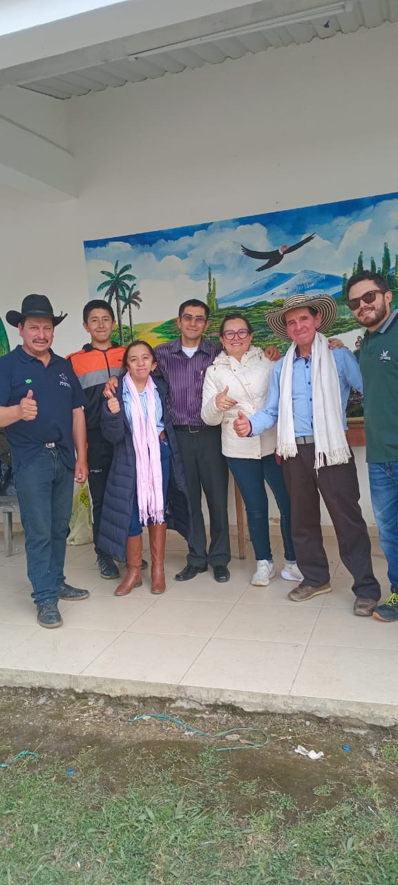 Familias y equipo de la Fundación Dejando Huellas reunidos durante una jornada del programa en Ubalá, Cundinamarca
