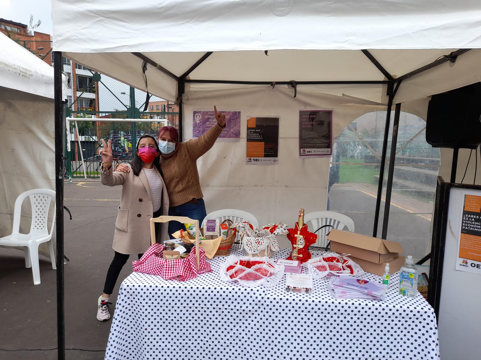 Dos mujeres emprendedoras de la Fundación Dejando Huellas en su puesto de feria con productos artesanales